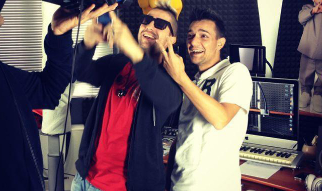Two Fingerz show