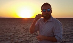 In viaggio con Dargen D'Amico nel video L'Universo Non Muore Mai