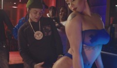 Un salto nello strip club assieme a Young M.A. 