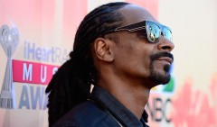 Snoop Dogg collabora con Busta Rhymes nel brano Powder On My Clothes 
